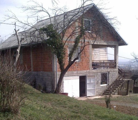 oglasi, kuca katnica 300m2, okucnic2560m2,65000e